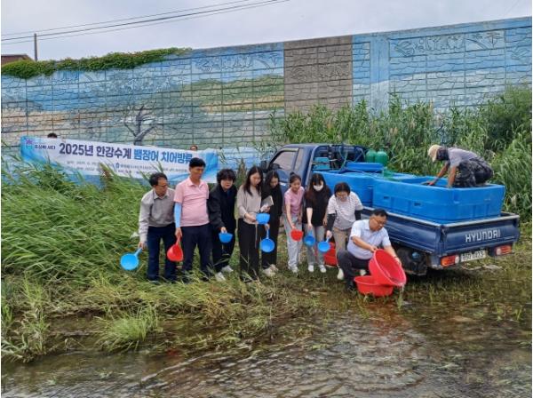 충북도, 충주·괴산·단양에서 뱀장어 치어 2만 3천마리 방류 기사 이미지