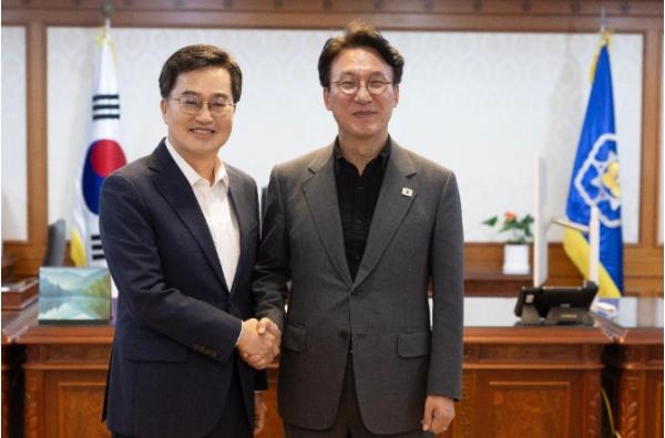 김동연 경기도지사, 김민석 국무총리 만나 미군반환공여지 등 논의 기사 이미지