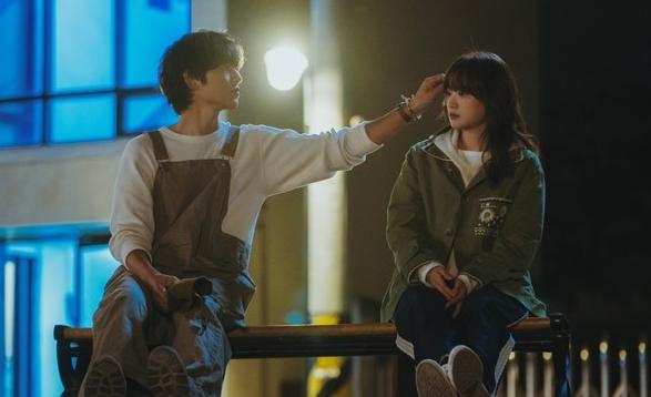 '마이 유스' 송중기X천우희, 한밤 중 달콤한 눈맞춤 ‘설렘 한도 초과’ 기사 이미지