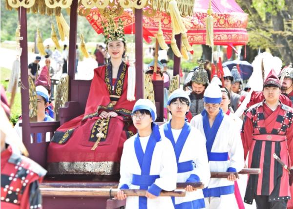 경주 동부사적지서 ‘신라 선덕여왕 첨성대에 행차하다’ 행사 개최 기사 이미지