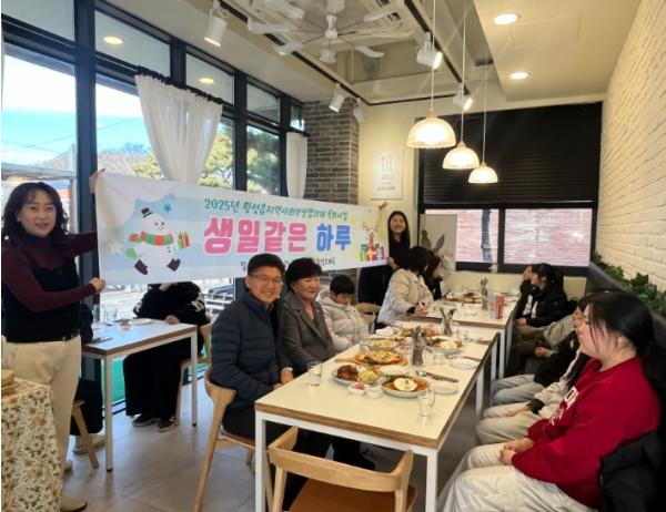 횡성읍지역사회보장협의체, 저소득 취약아동에‘생일 같은 하루’ 선물 기사 이미지