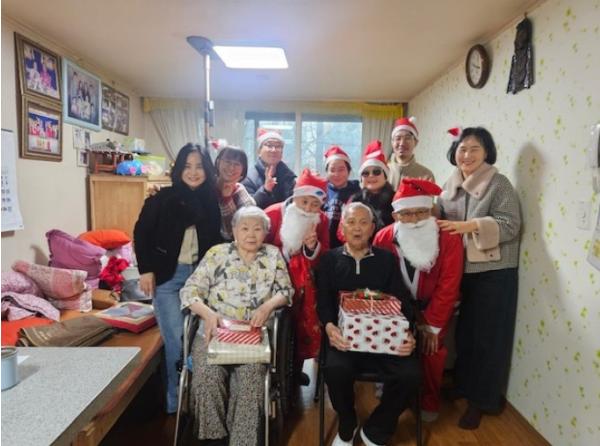고양시 덕양구보건소, 지역사회 봉사자와 함께 ‘치매어르신, 싼타 만나다’행사 실시 기사 이미지